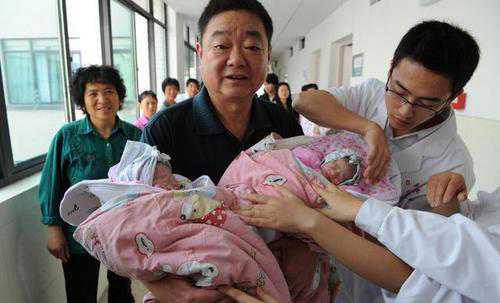 香港验血全是中介,60岁老人依靠“试管”生下双胞胎，现状如何？终究逃不过现